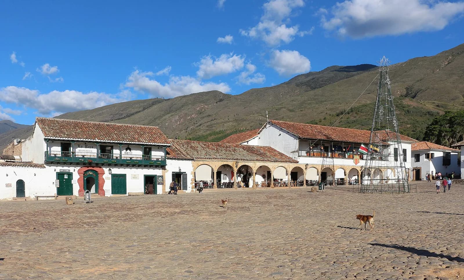 Plaza mayor empedrada de Villa de Leyva con casas blancas y montañas al fondo