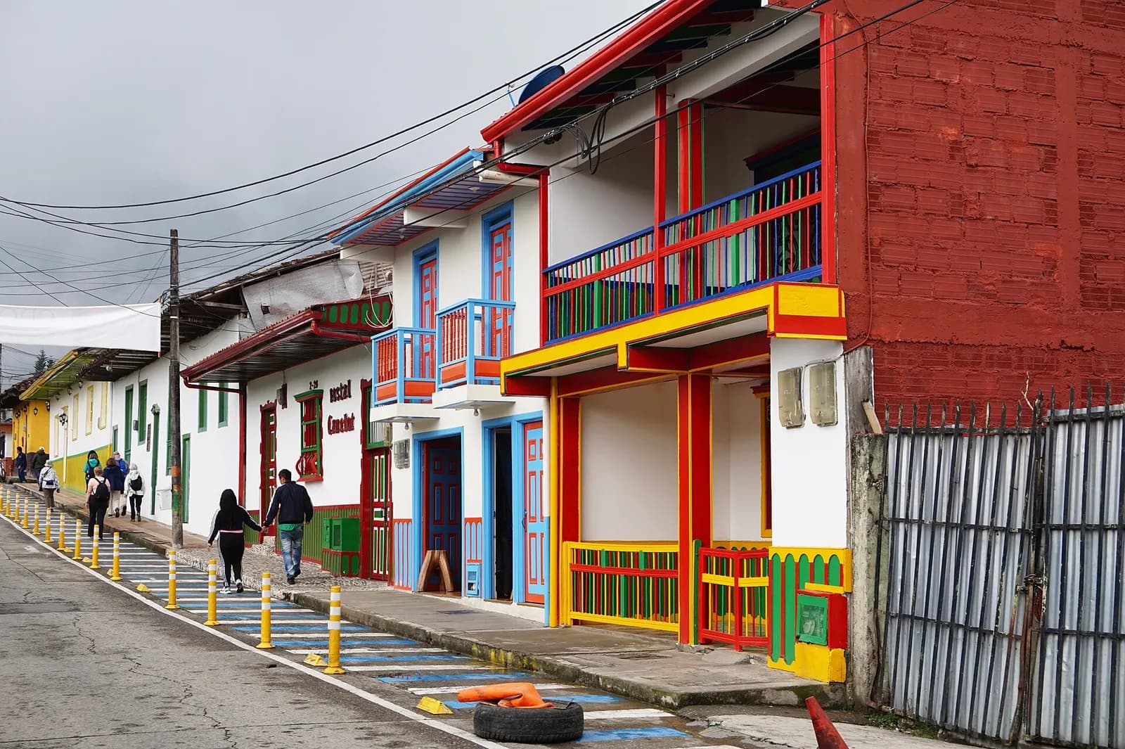 Calle de Salento con casas de balcones rojos, amarillos y verdes