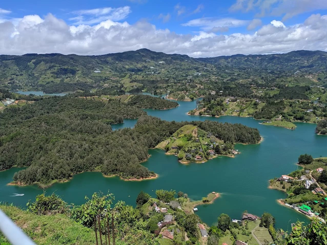 Embalse de Guatapé con islas verdes vistas desde lo alto