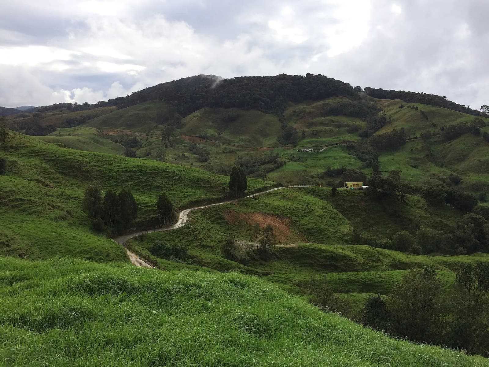 Carretera destapada entre montañas verdes de Antioquia