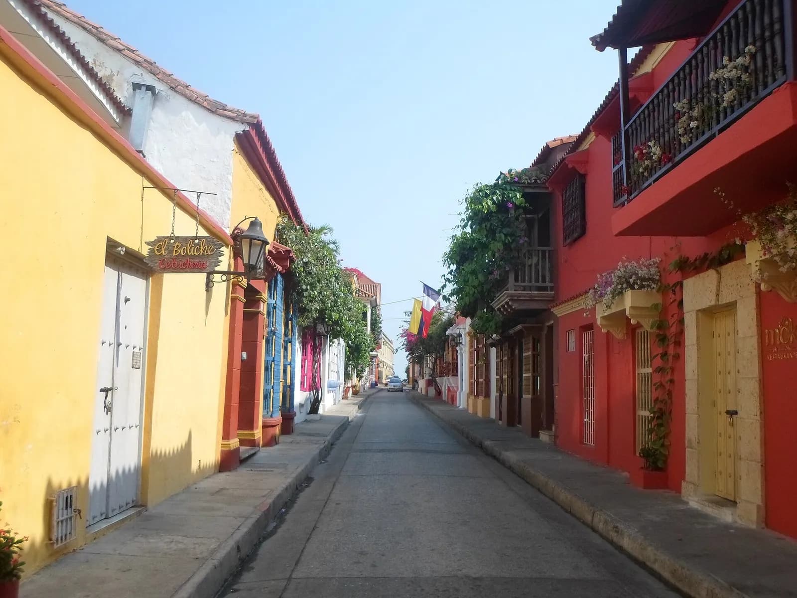 Calle del centro histórico de Cartagena con casas coloniales de colores y balcones